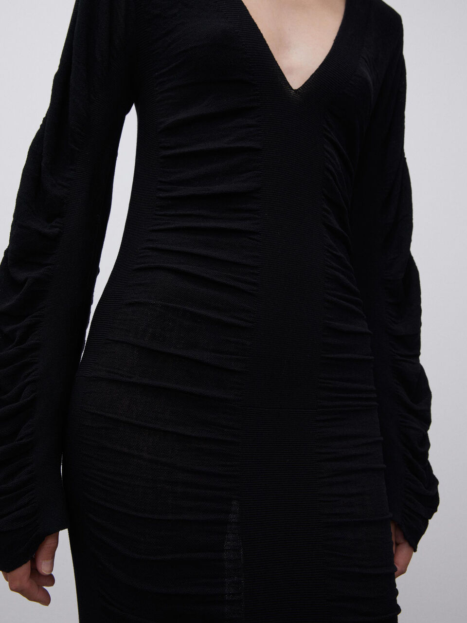 Robe en maille froncée à col en V Delisa Robe en maille froncée à col en V Delisa