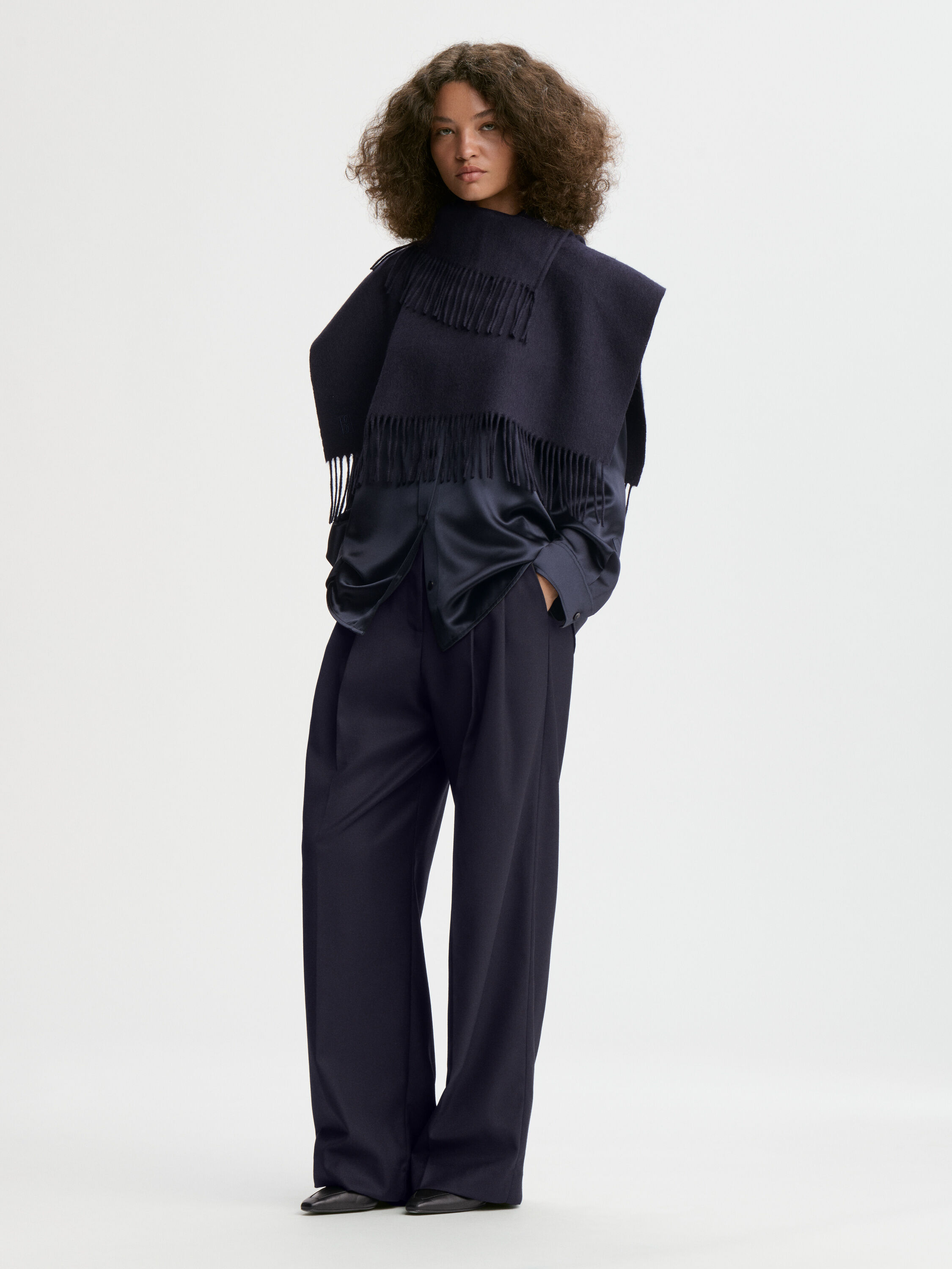 Turtla wool fringe bib