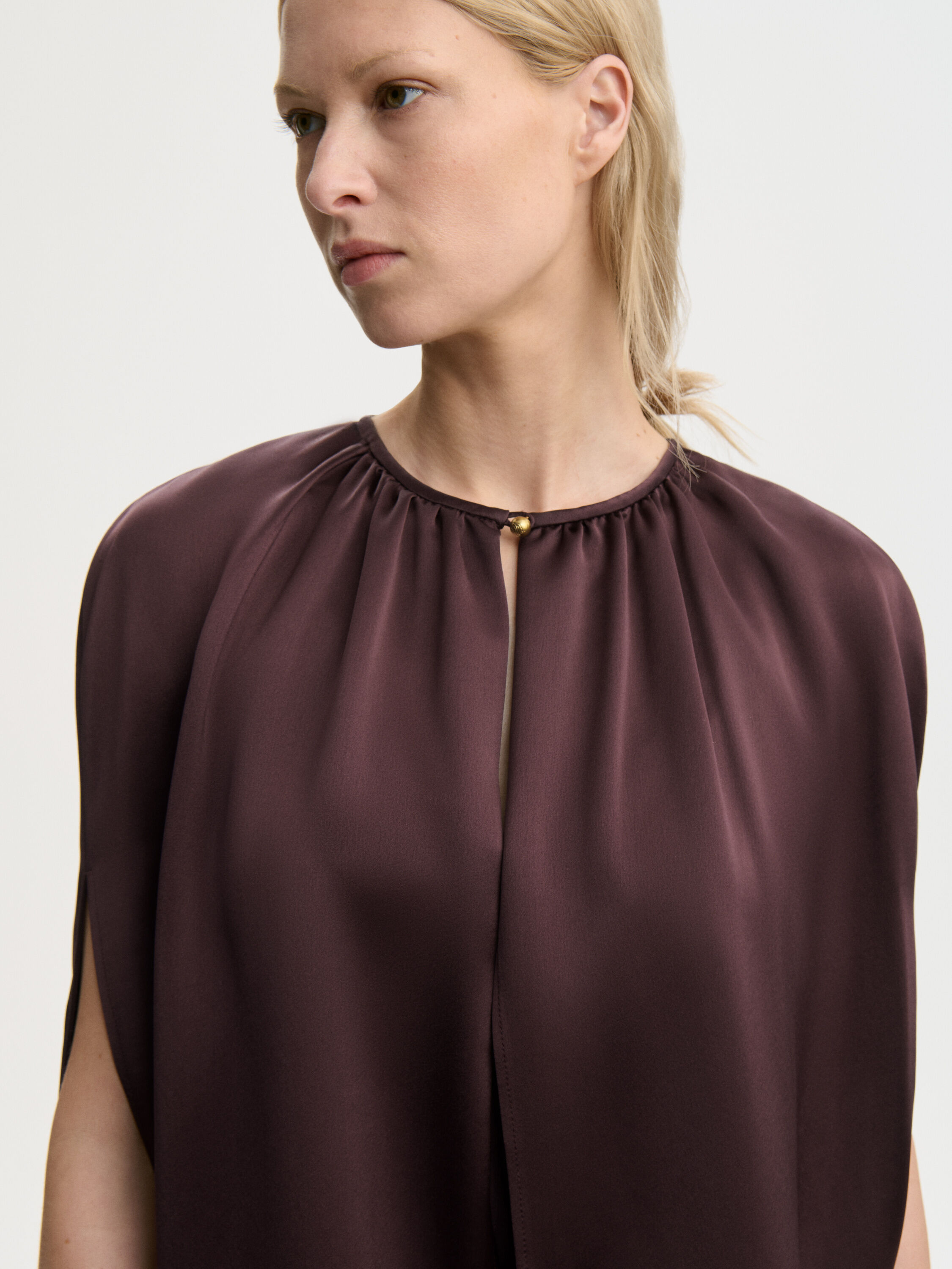 Dallias satin cape