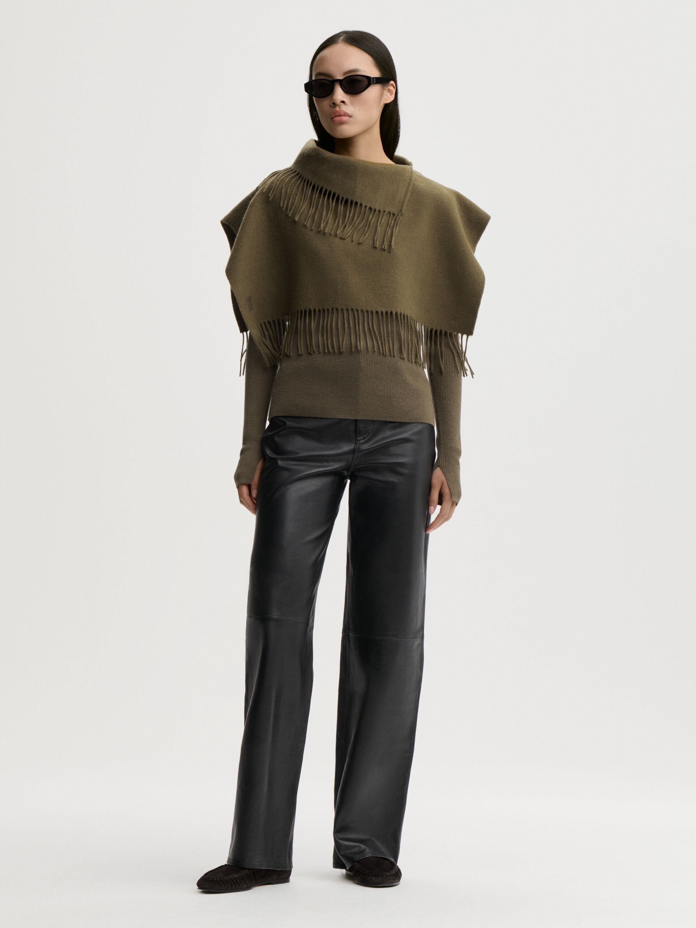 Turtla wool fringe bib