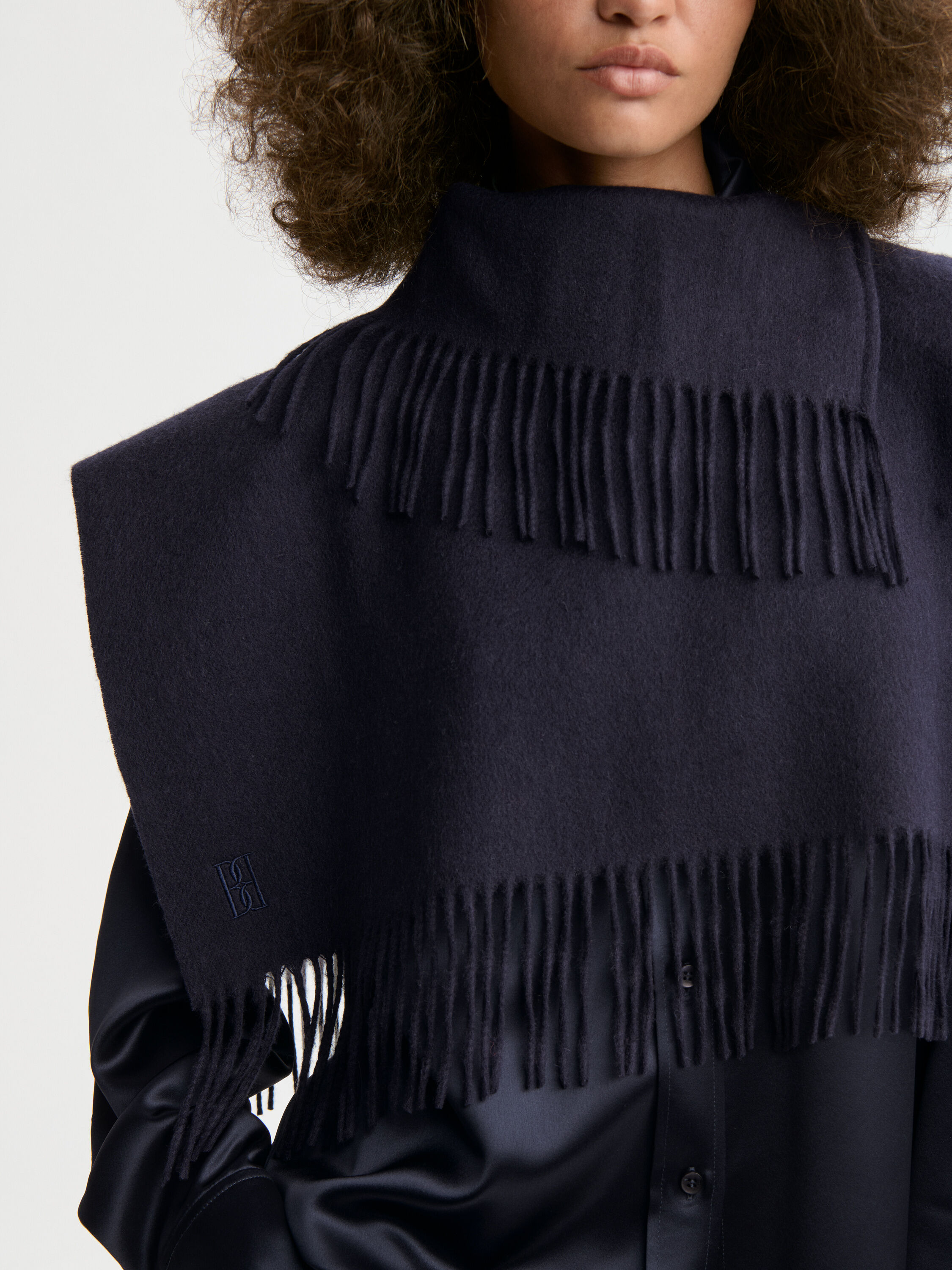 Turtla wool fringe bib
