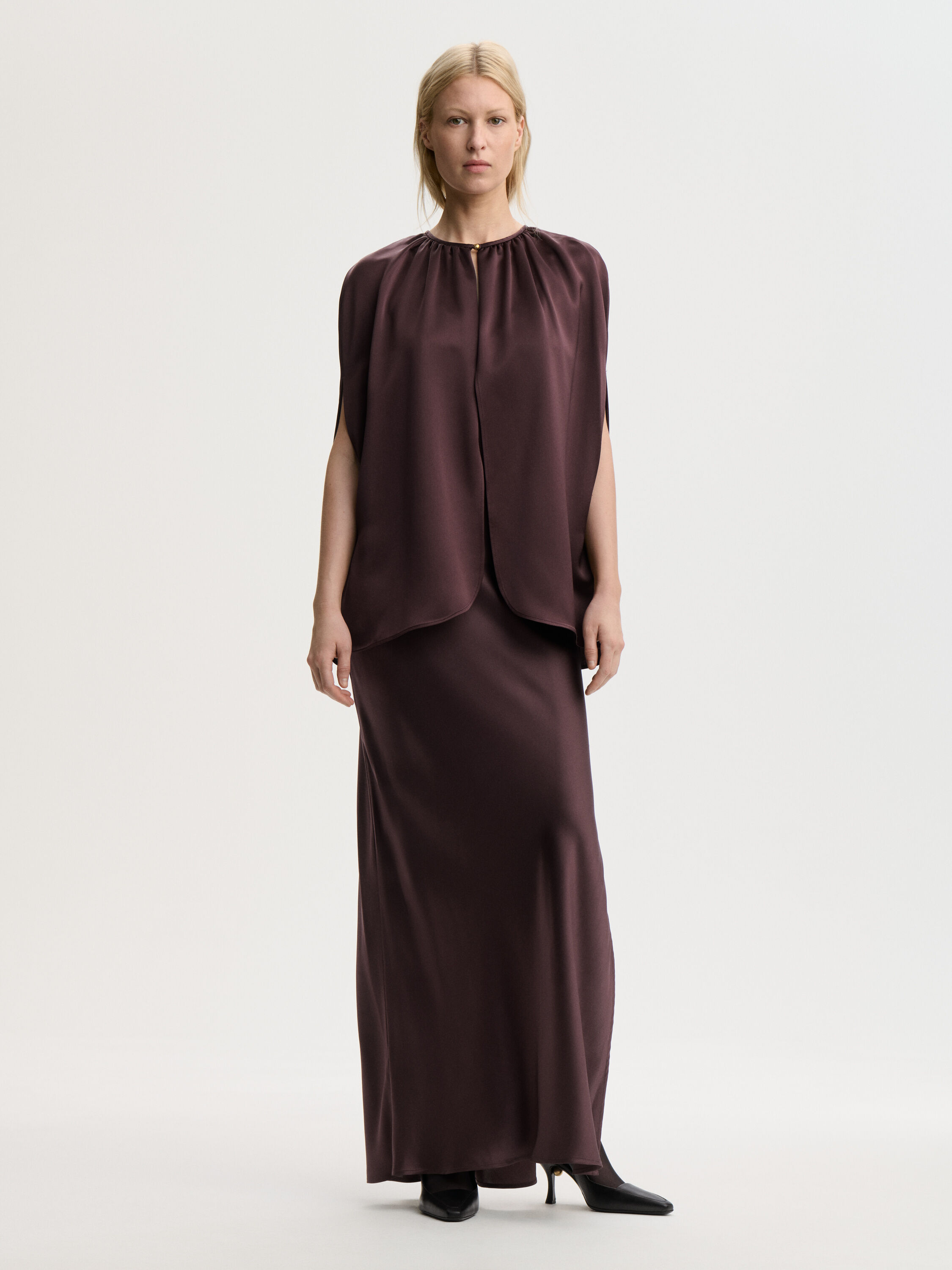 Dallias satin cape