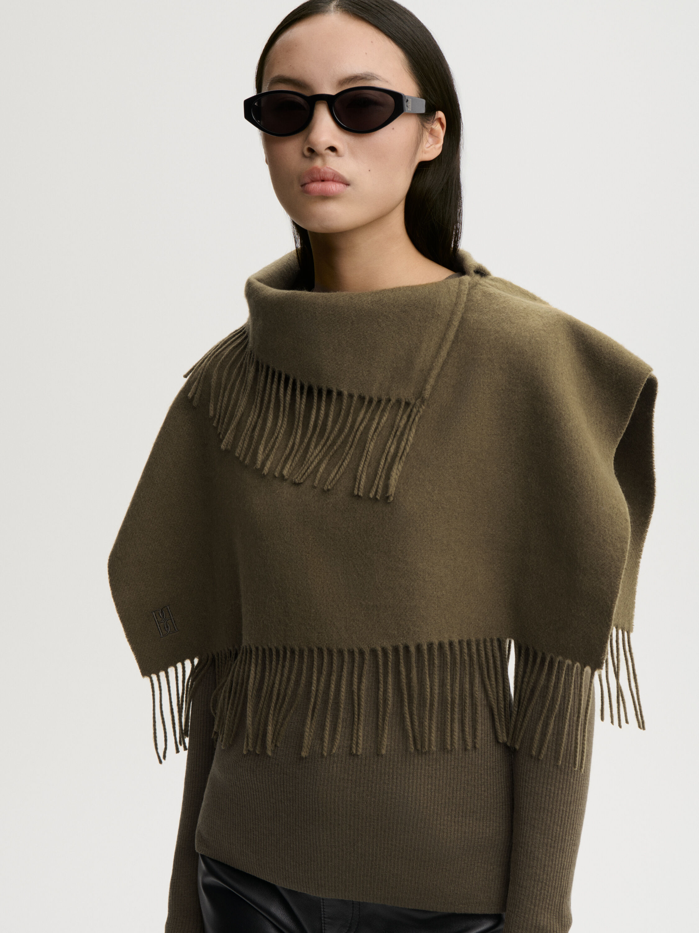Turtla wool fringe bib