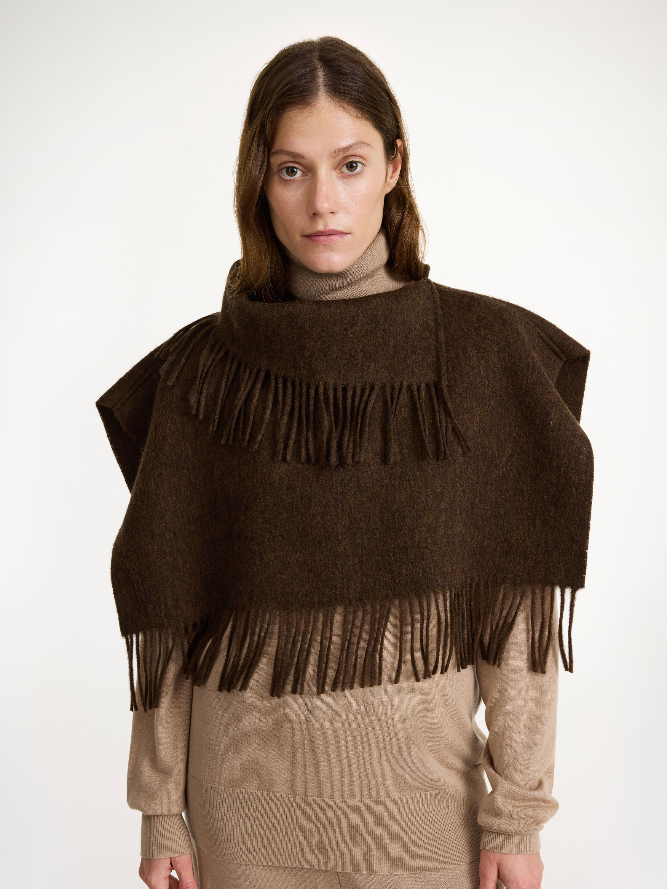 Turtla wool fringe bib