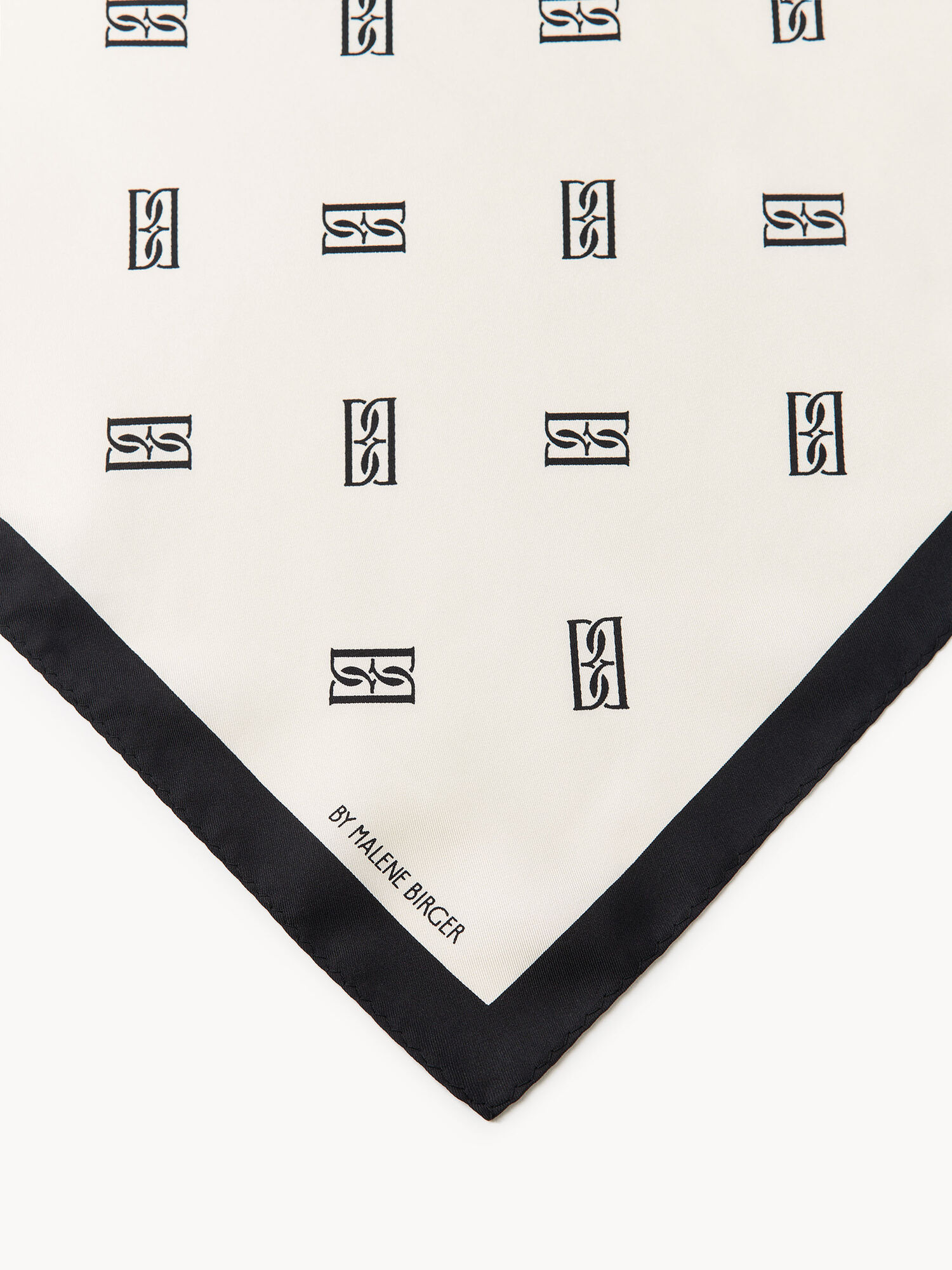 Monnis tørklæde i silke