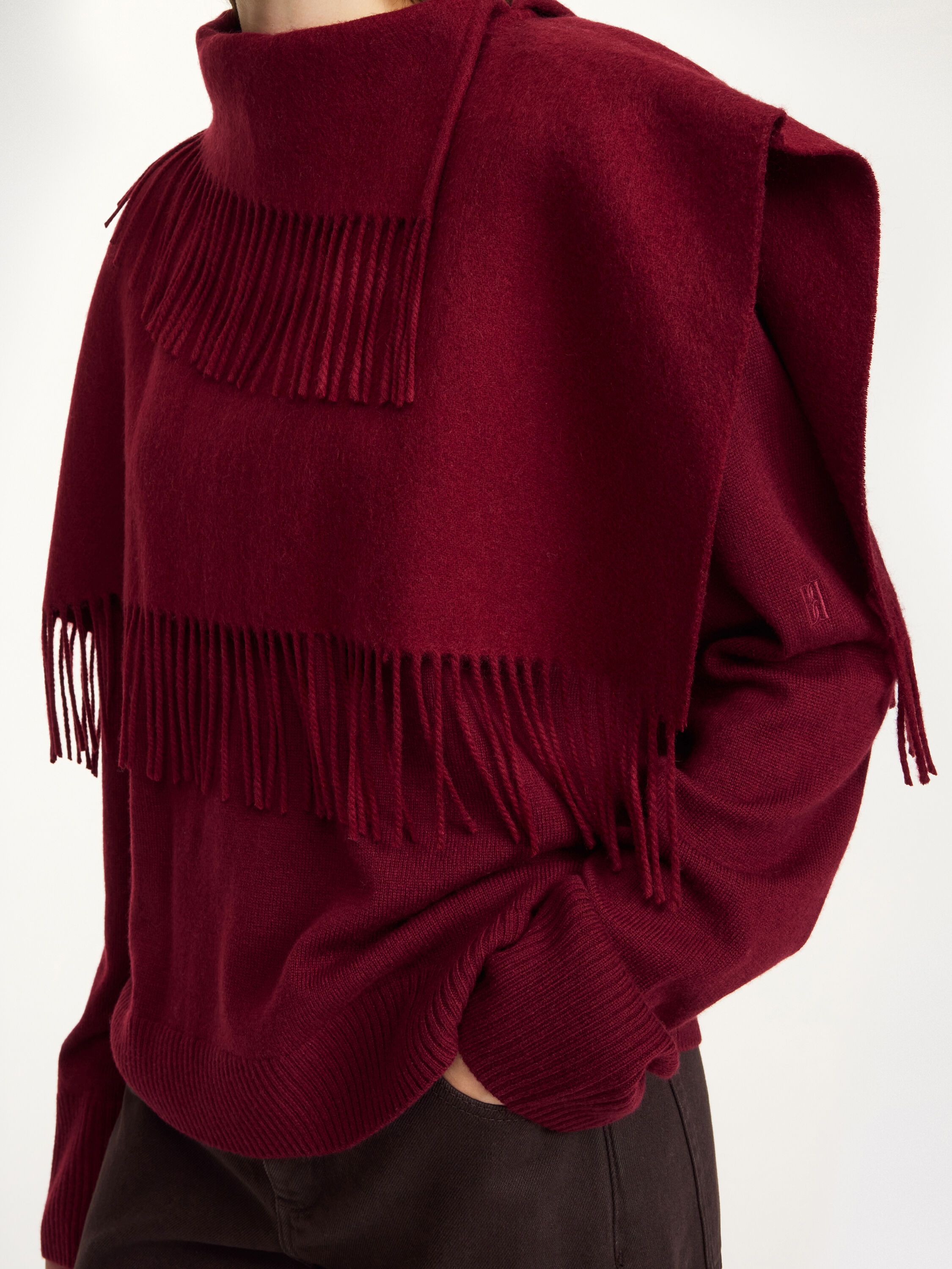 Turtla wool fringe bib