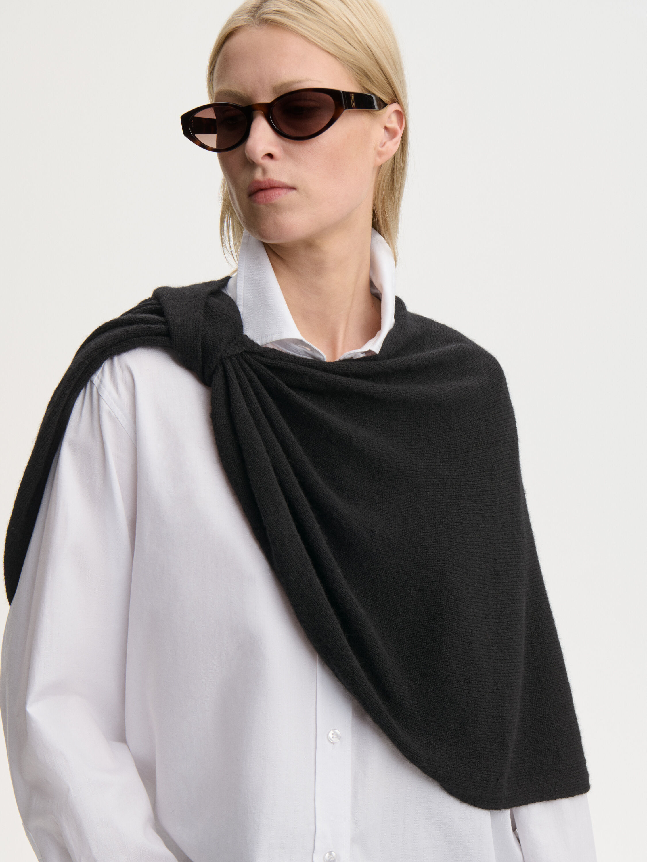 Pinne wool cape